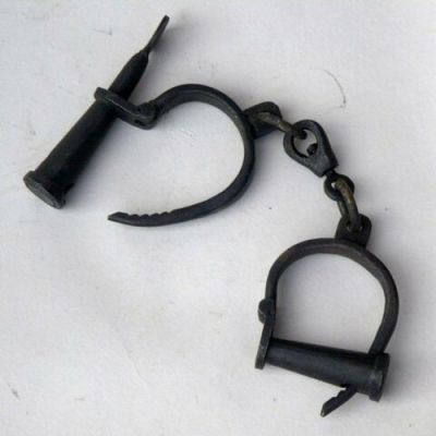 IR8011 - Antique Iron Hand Cuffs