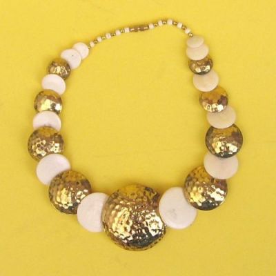 JR1524 - Necklace Disc Bone Brass Hammered Graded