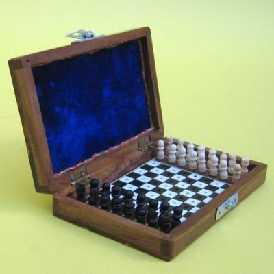 SH108 - Travelling Chess Set
